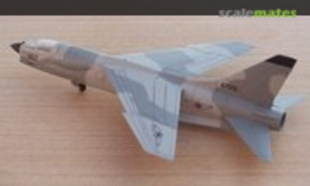 Vought F-8 Crusader 1:100