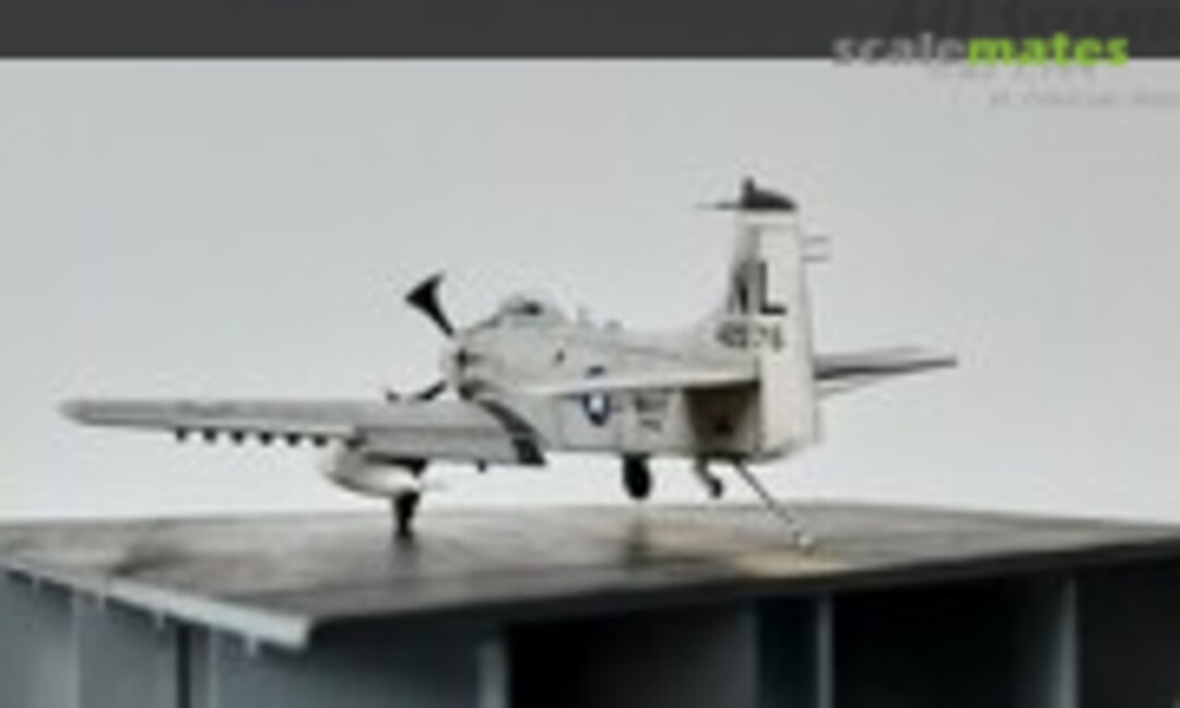 Kampfflugzeug Douglas A-1J Skyraider 1:144