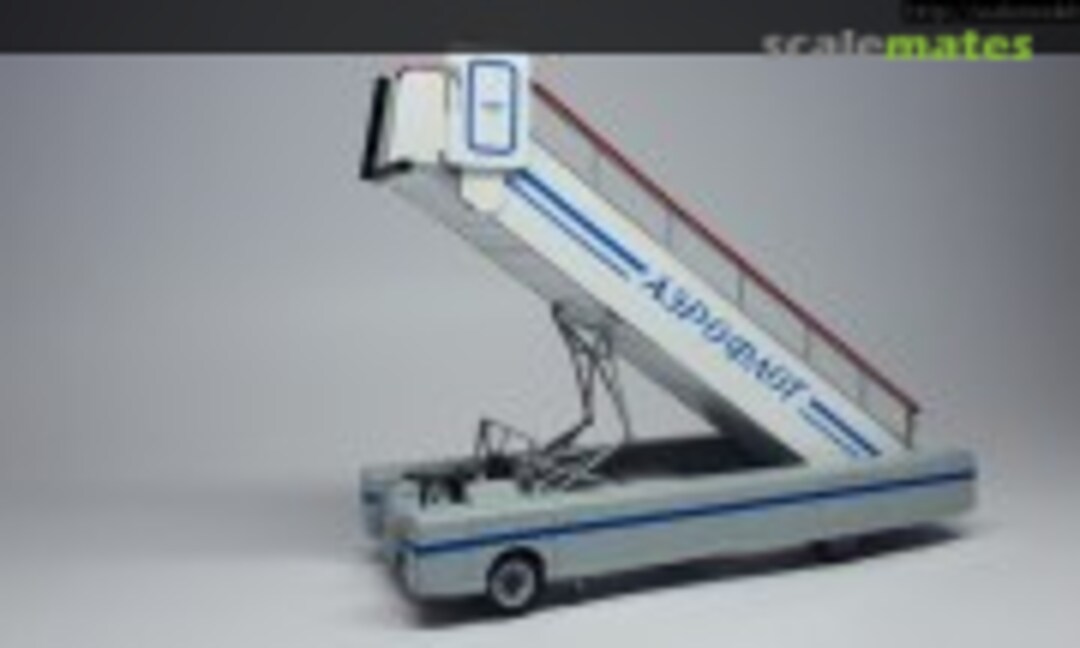 Self-propelled passenger ramp SPT-154 1:32