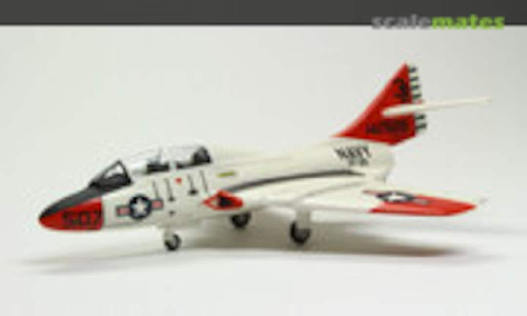 Grumman F9F-8T Cougar 1:144